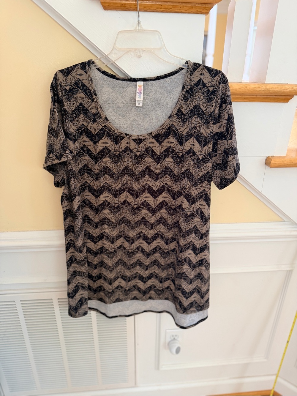 Ladies Size 2XL LuLaRoe Black and Gray Chevron Scoop Neck LONG Tee GUC